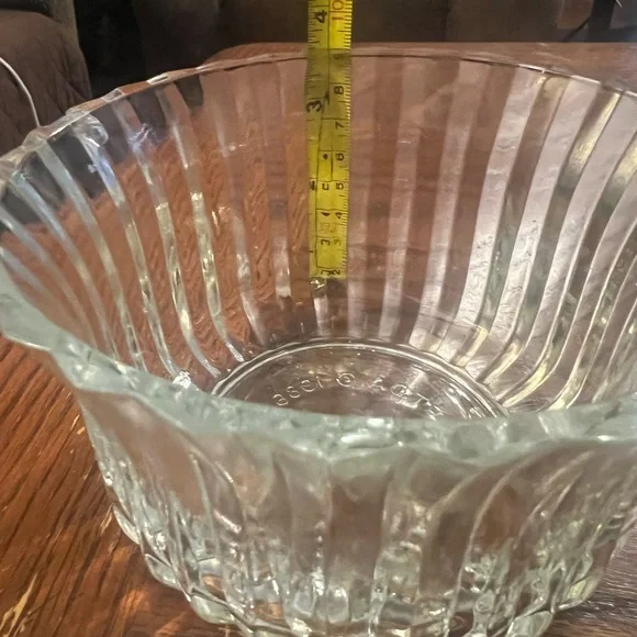 Vintage Elegant Clear Glass Bowl- 1986 - Picture 3 of 4